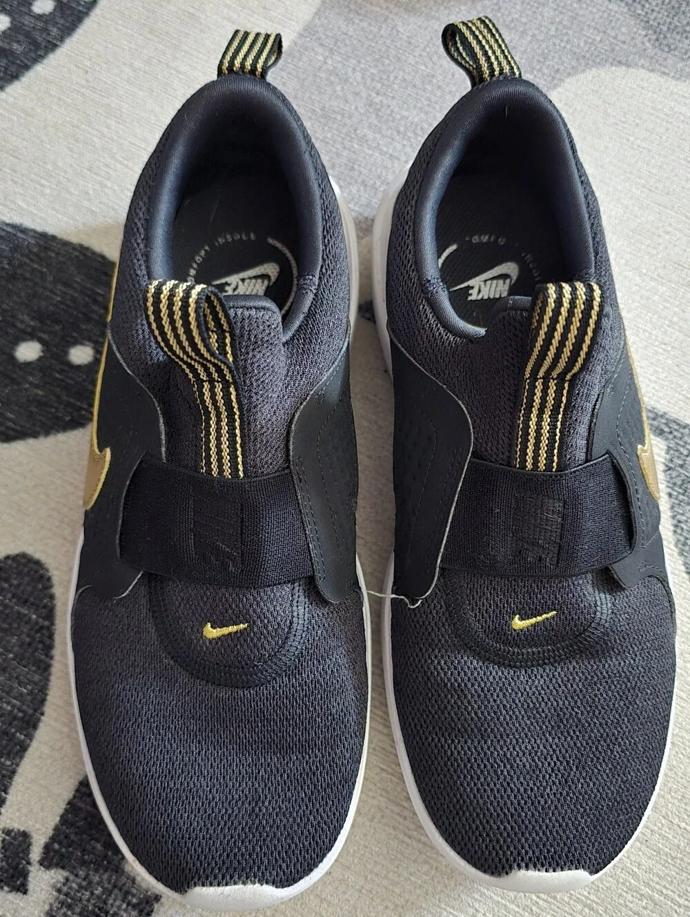 Nike Wmns AD Comfort Black Metallic Gold